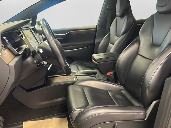 Tesla Model X 7 of 17