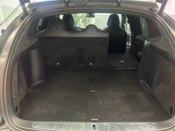 Tesla Model X 10 of 17