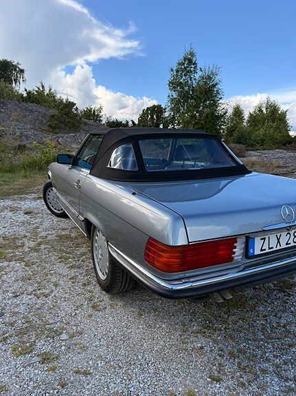 Mercedes-Benz 560 SL 3 of 5