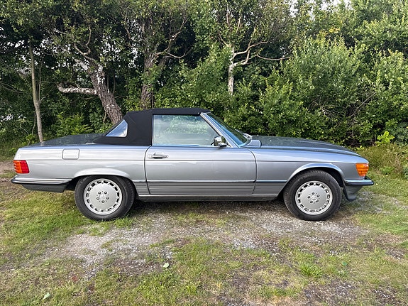 Mercedes-Benz 560 SL 2 of 5