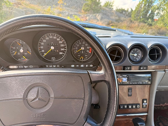 Mercedes-Benz 560 SL 8 of 9