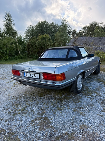 Mercedes-Benz 560 SL 4 of 5