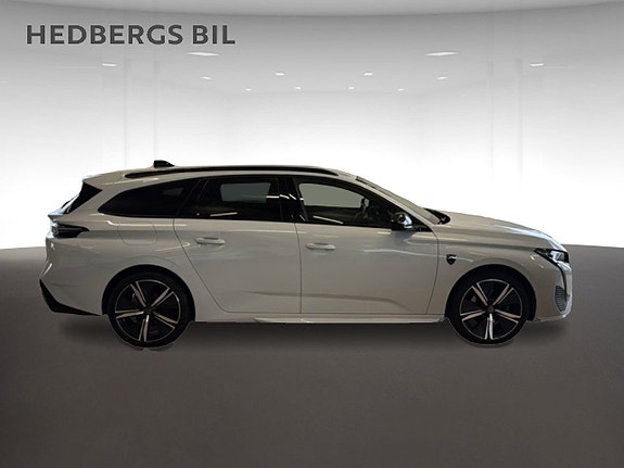 Peugeot 308 SW 2 of 5