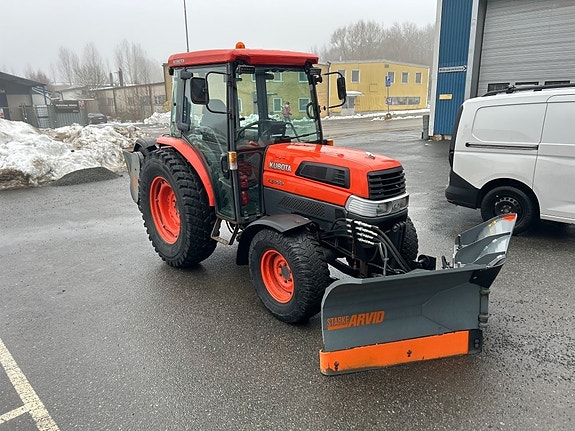 Traktor Kubota L5030 med plog och spridare