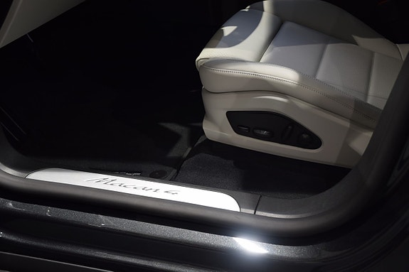 Porsche Macan 4 9 of 17