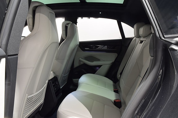 Porsche Macan 4 10 of 17