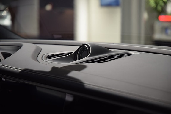 Porsche Macan 4 16 of 17