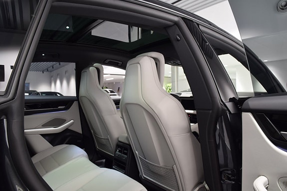 Porsche Macan 4 13 of 17