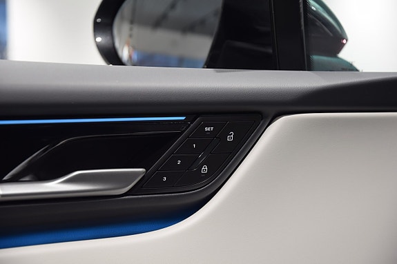 Porsche Macan 4 7 of 17