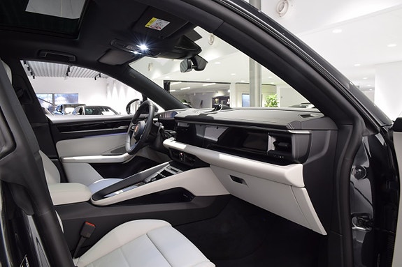 Porsche Macan 4 14 of 17
