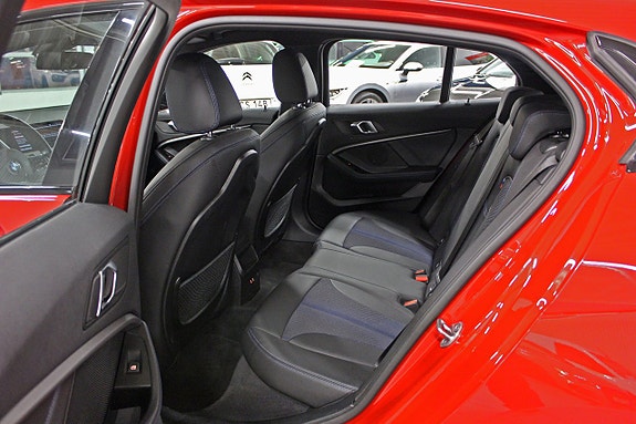 BMW 118i 4 of 5