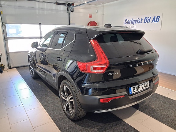 Volvo XC40 2 of 5