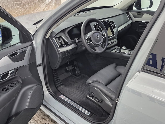Volvo XC90 2 of 15
