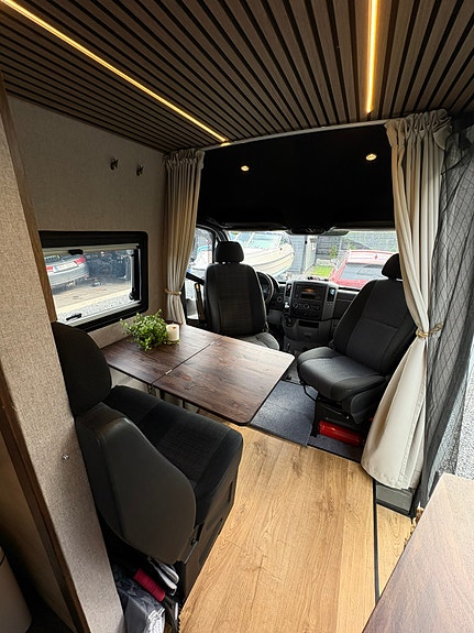 Mercedes-Benz Sprinter 2 of 5