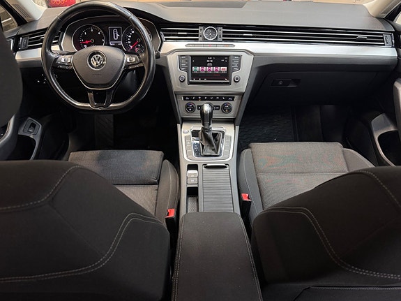 Volkswagen Passat 17 of 26