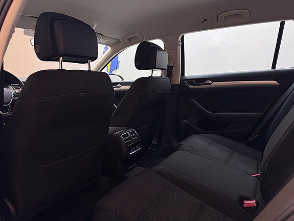 Volkswagen Passat 13 of 26