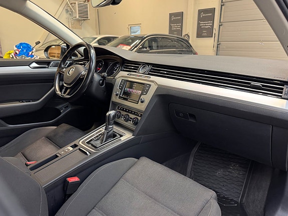 Volkswagen Passat 10 of 26