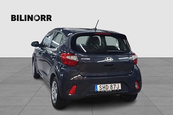 Hyundai i10 2 of 5