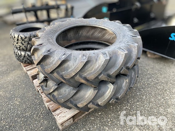 BKT TR-135 13.6-28 Diagonaldäck med slang (110396)