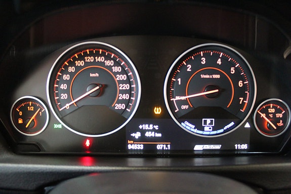 BMW 330e 14 of 25
