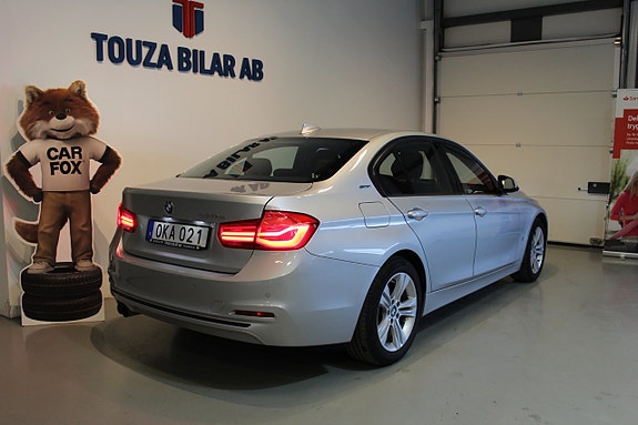 BMW 330e 3 of 25