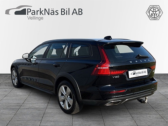 Volvo V60 Cross Country 3 of 5