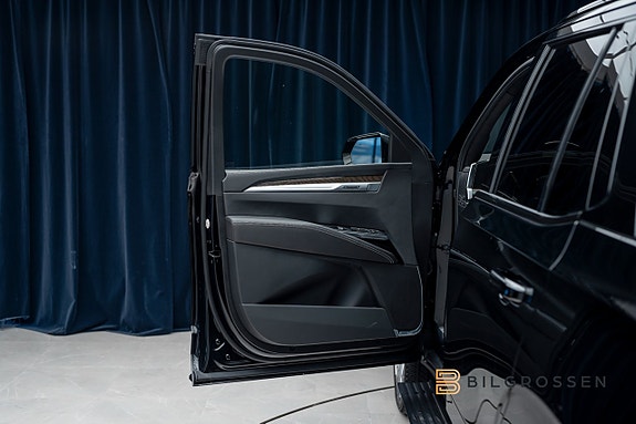 Cadillac Escalade 14 of 29