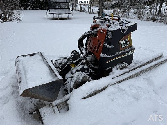 Redskapsbärare Ditch Witch R300 med redskap (189,000:- ex mo