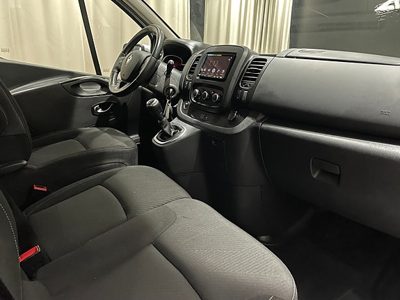Renault Trafic 12 of 16