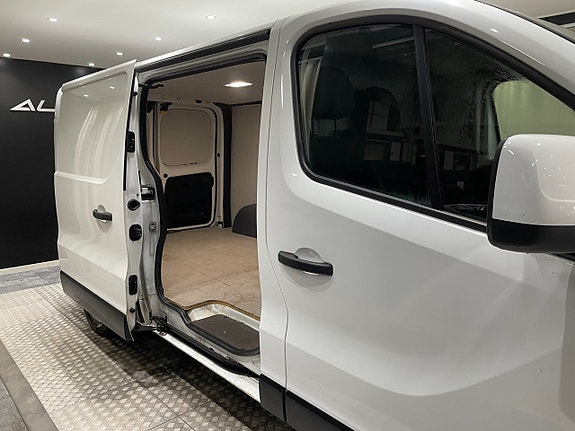 Renault Trafic 4 of 16