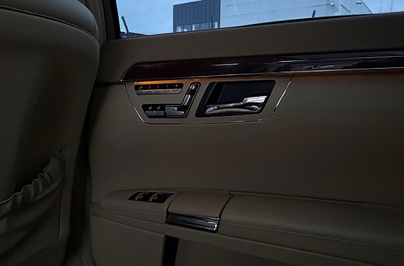 Mercedes-Benz S400 21 of 30