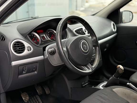 Renault Clio 11 of 17