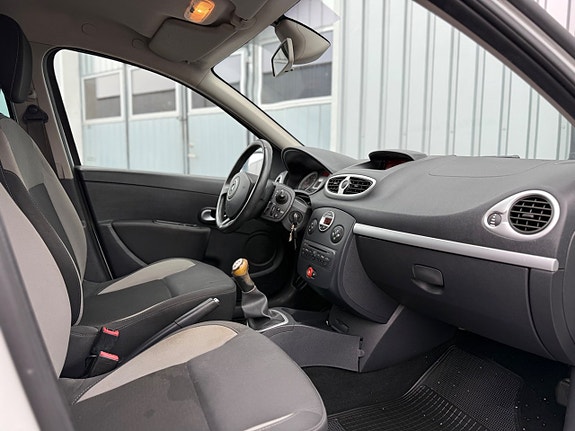 Renault Clio 16 of 17