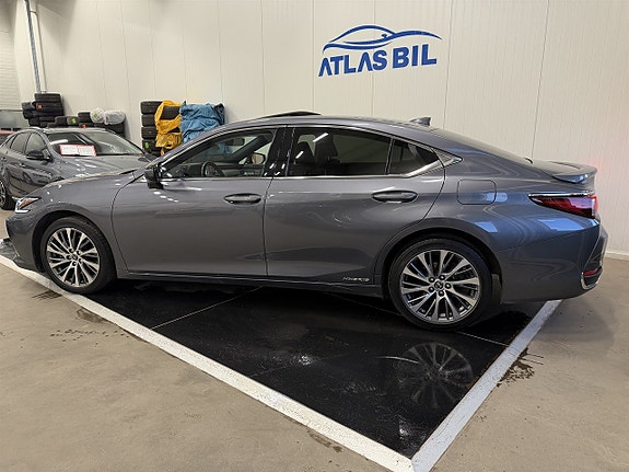 Lexus ES300h 2 of 27