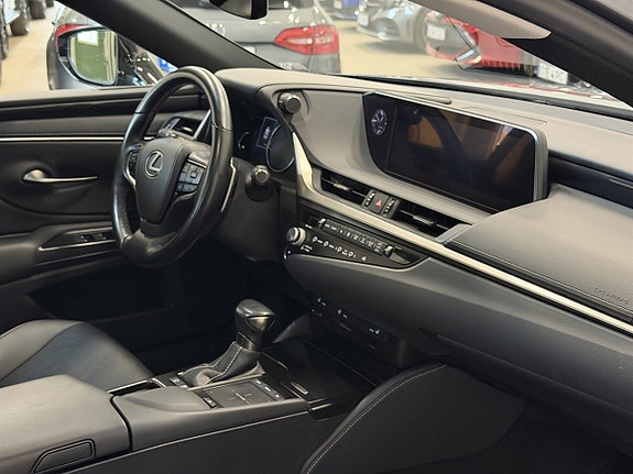 Lexus ES300h 10 of 27