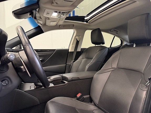 Lexus ES300h 12 of 27