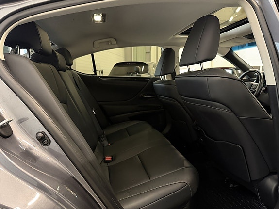 Lexus ES300h 8 of 27