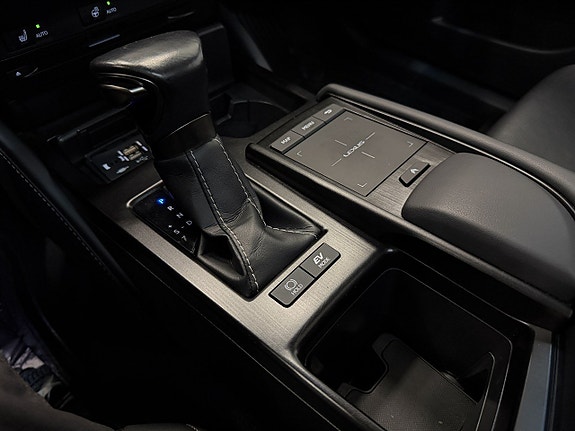 Lexus ES300h 18 of 27