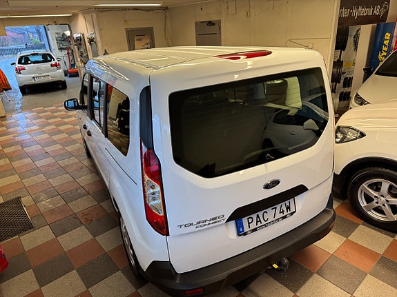 Ford Connect Tourneo 9 of 17