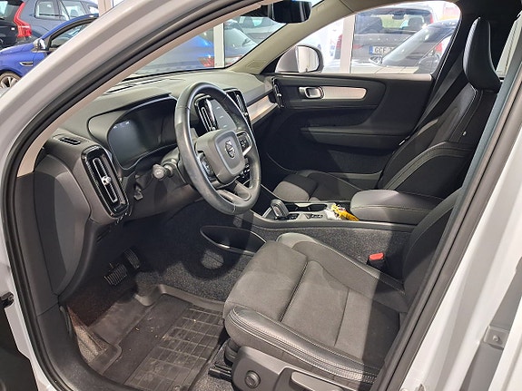 Volvo XC40 2 of 5