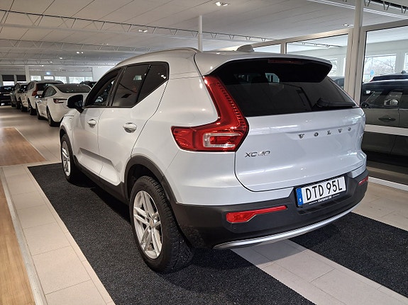 Volvo XC40 4 of 5