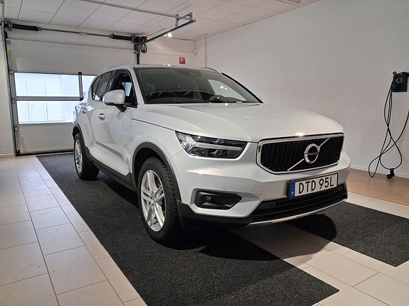 Volvo XC40 3 of 5