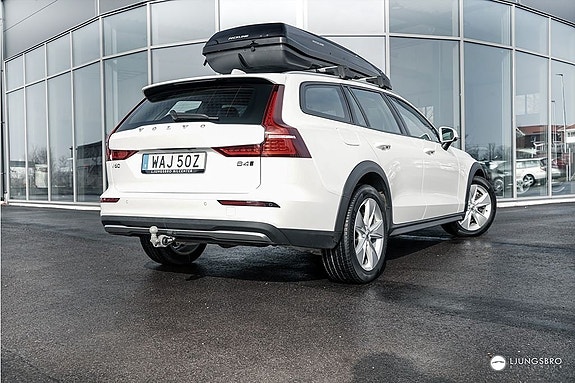 Volvo V60 Cross Country 2 of 5