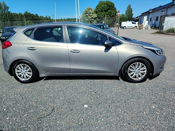 Kia Ceed 2 of 5