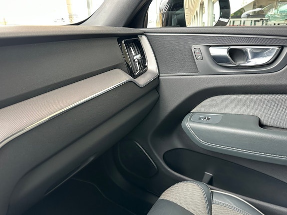 Volvo XC60 13 of 25