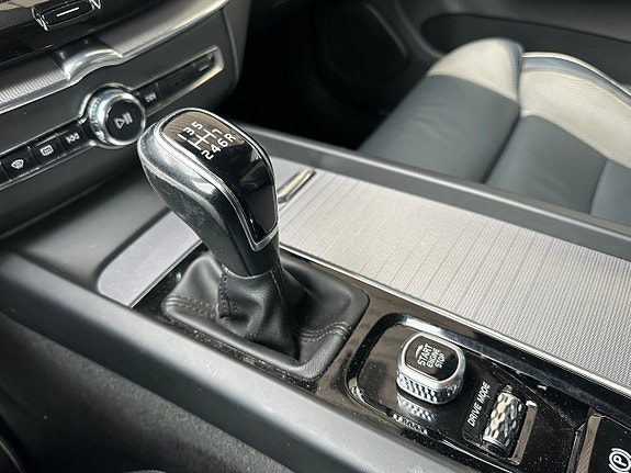 Volvo XC60 12 of 25