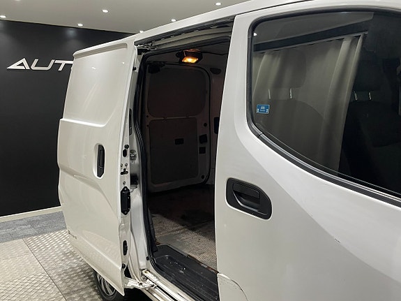 Nissan NV200 4 of 5