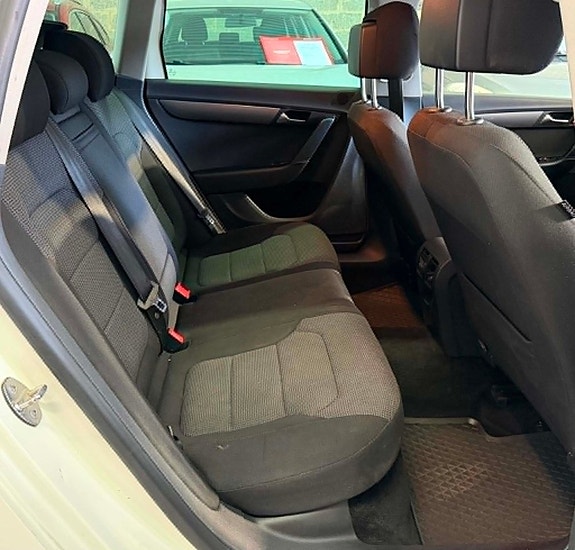 Volkswagen Passat 19 of 24