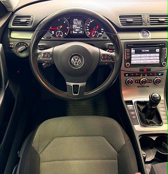 Volkswagen Passat 12 of 24