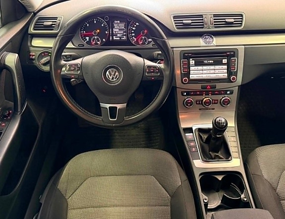 Volkswagen Passat 11 of 24